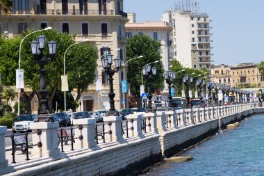 BARI, İtalya - 11 Temmuz 2018 - İmparator Adrian 'ın tarihi Bari şehir merkezinde Adriyatik Denizi' ndeki seti. Güneşli bir gün ve Bari 'de kalabalık bir sahil yolu.