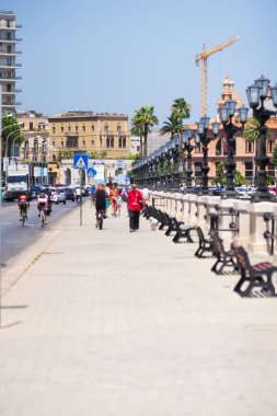 BARI, İtalya - 11 Temmuz 2018 - İmparator Adrian 'ın tarihi Bari şehir merkezinde Adriyatik Denizi' ndeki seti. Güneşli bir gün ve Bari 'de kalabalık bir sahil yolu.