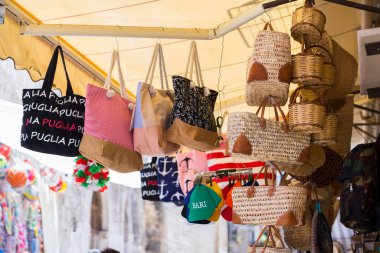 BARI, İtalya - 11 Temmuz 2018, Bari, Puglia, İtalya 'da dar bir cadde manzarası, Bari vecchia, turistler için hediyelik eşya satan geleneksel açık pazar mağazaları