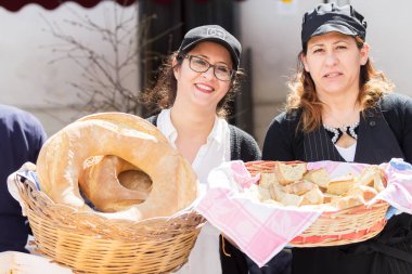 AVETRANA, İtalya - Mart, 19, 2018. Salento 'dan İtalyan Paskalya geleneği: Tria di St. Giuseppe, insanlara yiyecek dağıtımı, Babalar Günü kutlaması, gıda bağışı konsepti.