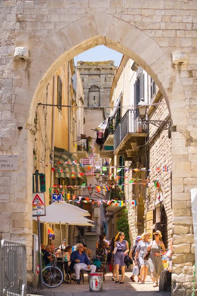 BARI, İtalya - 11 Temmuz 2018, Bari, Puglia, İtalya 'da dar bir cadde manzarası, Bari vecchia, turistler için hediyelik eşya satan geleneksel açık pazar mağazaları