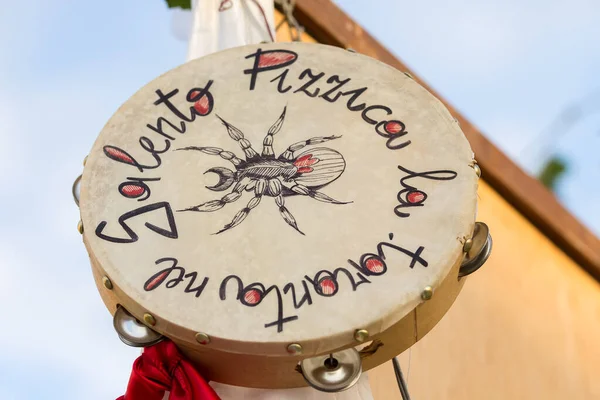 AVETRANA, İtalya - 16 Haziran 2018 Pizza Tef, Ulusal Müzik Enstrümanı, Salento Apulia İtalya