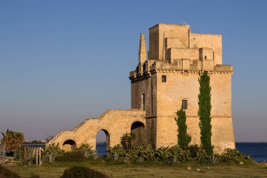 Güneş havasında Torre Colimena, Apulia bölgesinde İyon Denizi 'nde bir köy, İtalya' nın Salento kentinin gözetleme kulesi