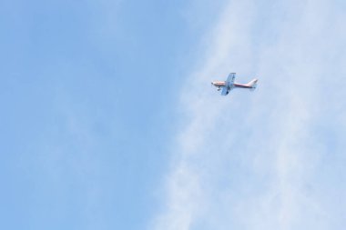 Güney İtalya, Salento, Puglia bölgesi, Santa Maria di Leuca şehri, mavi gökyüzü ve bulutlara karşı küçük bir jet.