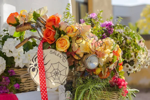 Cesta Flores Uma Bicicleta Paisagem Com Tamboril Salento Apúlia Decoração — Fotografia de Stock