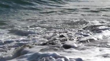 İyonik denizin büyük dalgaları bulutlu bir günde kıyıya vuruyor, ağır çekimde. Kıyıdaki dalgaların gücü ve gücü, Puglia, İtalya