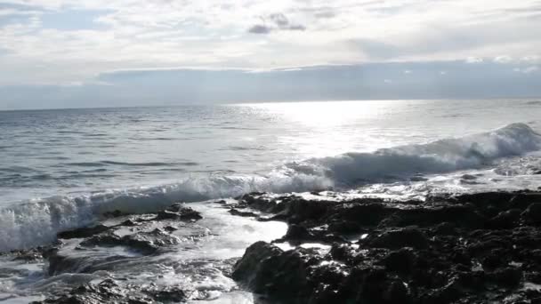 Grandes Olas Fuertes Mar Ionico Rompiendo Salpicando Contra Orilla Día — Vídeo de stock