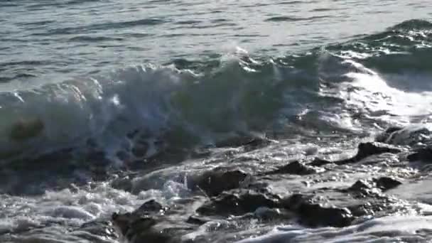 Grote Sterke Golven Van Ionische Zee Breken Spetteren Tegen Kust — Stockvideo