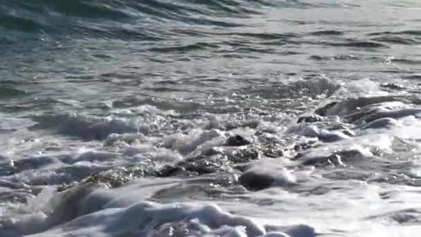 Gelombang Besar Laut Ionical Melanggar Dan Percikan Terhadap Pantai Pada — Stok Video