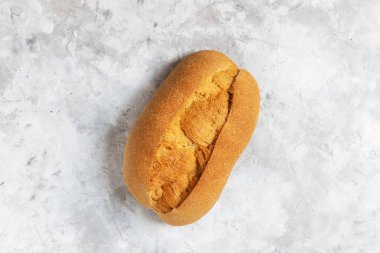 Gri ışıklı arka planda ev yapımı tahıllı ekmek.