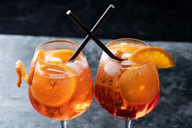Klasik İtalyan aperol sprey kokteyli. Kapalı, koyu bir bardakta.