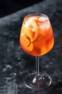 Klasik İtalyan aperol sprey kokteyli. Kapalı, koyu bir bardakta.