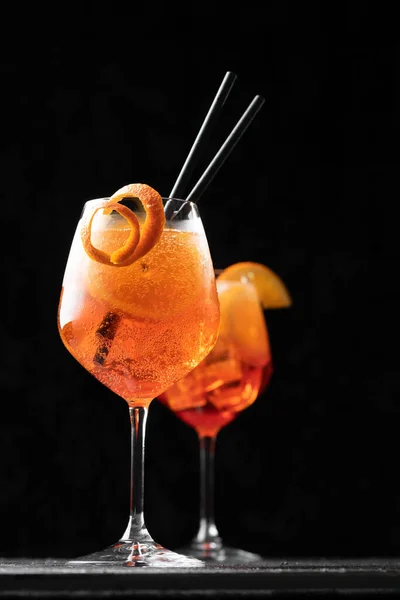 Классический итальянский коктейль с аперолом в стакане на черном, крупным планом — стоковое фото