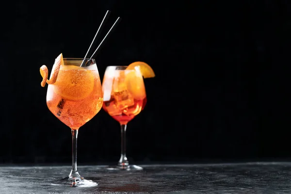 Cocktail spritz apéro italien classique en verre noir, gros plan — Photo