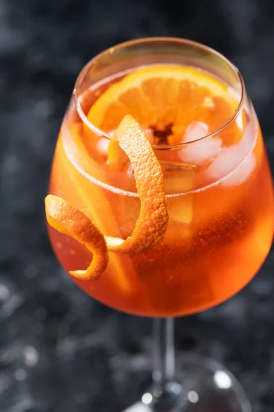 Классический итальянский коктейль с аперолом в стекле на темном, крупном плане — стоковое фото