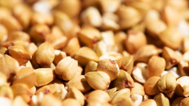 Çiğ yeşil karabuğday arka planı, yakın plan ve seçici odaklanma. Vegan organik gıda konsepti, diyet, kilo kaybı, sağlıklı ve düzgün beslenme