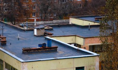 Çok katlı, eski bir ev. Rusların evleri, çatı, merdivenler, iletişim. Siyah beyaz klasik fotoğraf..