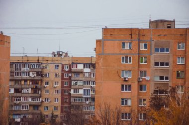 Çok katlı, eski bir ev. Rusların evleri, çatı, merdivenler, iletişim. Siyah beyaz klasik fotoğraf..