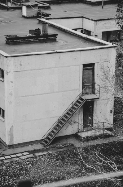Πολυώροφο Σπίτι Παλιό Σπίτια Του Ussr Στέγη Σκάλες Επικοινωνίες Ασπρόμαυρη — Φωτογραφία Αρχείου