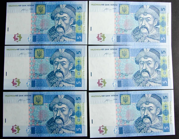 The Ukrainian hryvnia denominated five, ten, twenty hryvnias scattered and neatly linked. Hryvnia in male hands and in a wallet. Theft of Ukrainian hryvnia money — Stock Photo, Image