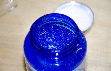 Hyaluronik serum, beyaz arka planda mavi bir kavanozda yüz için. Sivilceler, gözenekler, yağ ve kırışıklıklar için Kore kozmetik ürünleri. Yüz Sağlığı