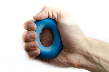 Spor için mavi kauçuk genişletici, beyaz arka planda ve erkek elinde. Bir el, genişleticiyi sıkar. Ön kol ve tutuş