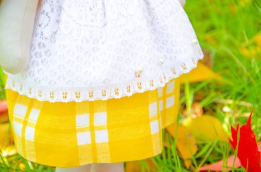 El yapımı oyuncak tavşan. Tavşan hanım, bunu doğal malzemelerden kendin yap. Elbise ve şapka giymiş oyuncak tavşan. Dekor makrosu.