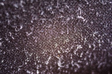 Siyah bir bezin üzerine bir damla su. Siyah bir kumaş üzerinde makroda su. Islak bez. Yığın ıslak. Arkaplan dokusu.