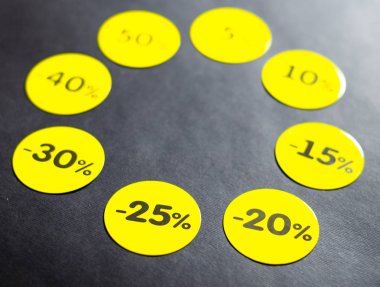 İndirimli sarı yuvarlak çıkartmalar% 10 ile% 50 arasında. Satılık. Siyah arka planda indirimler. Kara Cuma. Fiyat düştü. Posterler. Makro indirimler.