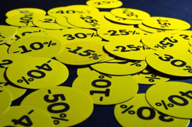 İndirimli sarı yuvarlak çıkartmalar% 10 ile% 50 arasında. Satılık. Siyah arka planda indirimler. Kara Cuma. Fiyat düştü. Posterler. Makro indirimler.