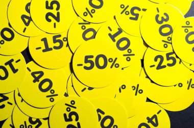 İndirimli sarı yuvarlak çıkartmalar% 10 ile% 50 arasında. Satılık. Siyah arka planda indirimler. Kara Cuma. Fiyat düştü. Posterler. Makro indirimler.