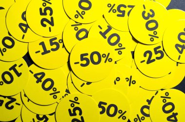İndirimli sarı yuvarlak çıkartmalar% 10 ile% 50 arasında. Satılık. Siyah arka planda indirimler. Kara Cuma. Fiyat düştü. Posterler. Makro indirimler.