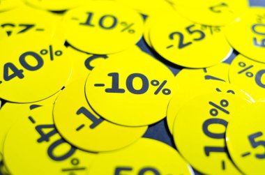 İndirimli sarı yuvarlak çıkartmalar% 10 ile% 50 arasında. Satılık. Siyah arka planda indirimler. Kara Cuma. Fiyat düştü. Posterler. Makro indirimler.
