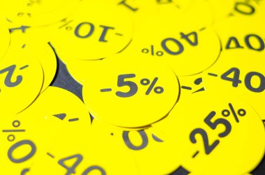 İndirimli sarı yuvarlak çıkartmalar% 10 ile% 50 arasında. Satılık. Siyah arka planda indirimler. Kara Cuma. Fiyat düştü. Posterler. Makro indirimler.