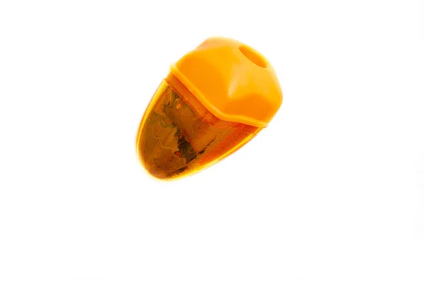 オレンジのペンシルシャープナー全体と白の背景に内側シェービングで引き裂かれた — ストック写真