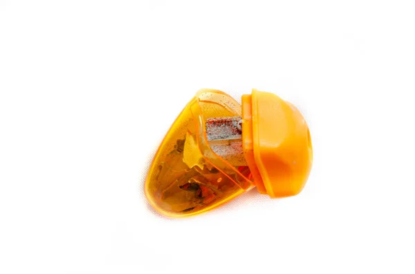 Temperamatite Arancione Intero Strappato Con Trucioli All Interno Uno Sfondo — Foto Stock