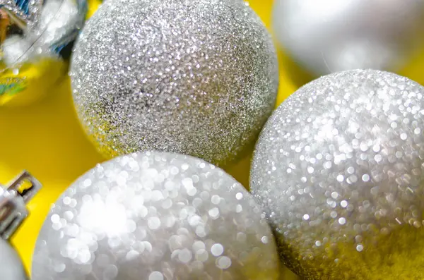 Πρωτοχρονιάτικα Παιχνίδια Μπάλες Ένα Χριστουγεννιάτικο Δέντρο Λευκό Και Κίτρινο Φόντο — Φωτογραφία Αρχείου