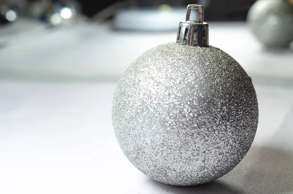 Yılbaşı oyuncakları, beyaz ve sarı arka plandaki bir Noel ağacında. Çok renkli toplar, dekorasyon. Kutlama. Makro