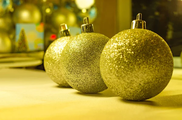 Πρωτοχρονιάτικα Παιχνίδια Μπάλες Ένα Χριστουγεννιάτικο Δέντρο Λευκό Και Κίτρινο Φόντο — Φωτογραφία Αρχείου