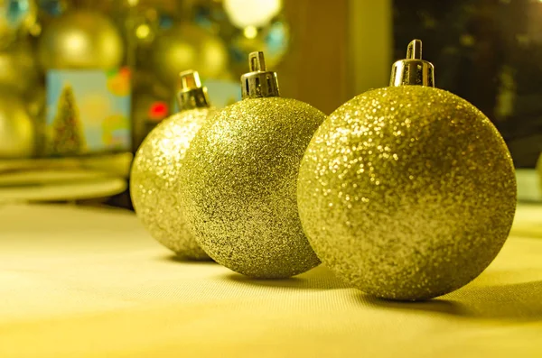 Bolas Brinquedos Ano Novo Uma Árvore Natal Contexto Branco Amarelo — Fotografia de Stock