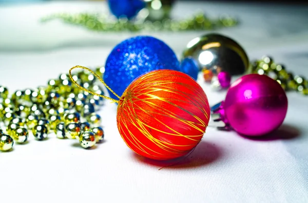 Bolas Brinquedos Ano Novo Uma Árvore Natal Contexto Branco Amarelo — Fotografia de Stock