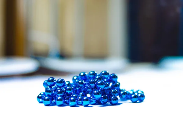 Perlen Auf Einem Weihnachtsbaum Gelbe Blaue Perlen Zur Dekoration Girlanden — Stockfoto