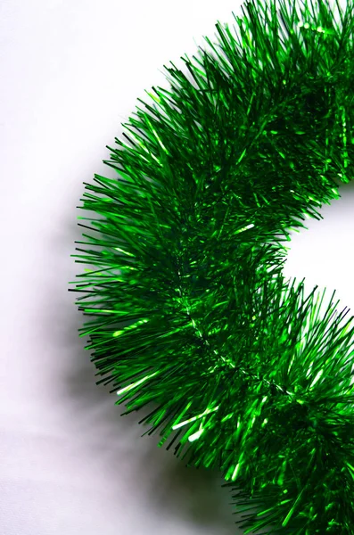 陽気なクリスマス休暇にクリスマスツリーを飾るために緑のふわふわのマクロレインガーランド — ストック写真