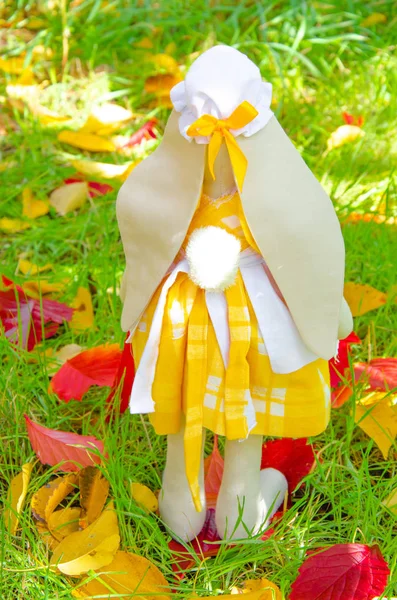 Handgjord leksakshare. Bunny älskarinna göra det själv från naturliga material. Leksakskanin i klänning och hatt. Dekor makro. — Stockfoto