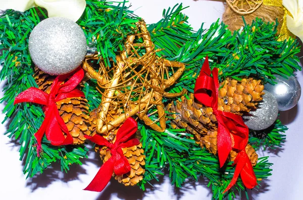 Une couronne de Noël. Une couronne sur la porte, le mur. Décoration intérieure intérieure. Couronne de Noël en macro, éléments individuels, ange. Balle, étoile. Couronnes de bricolage. Joyeux Noël . — Photo