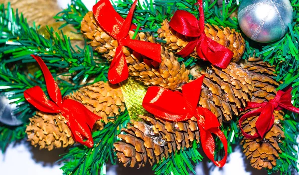 Une couronne de Noël. Une couronne sur la porte, le mur. Décoration intérieure intérieure. Couronne de Noël en macro, éléments individuels, ange. Balle, étoile. Couronnes de bricolage. Joyeux Noël . — Photo