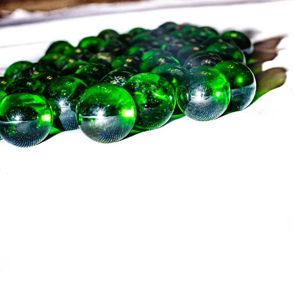 绿色玻璃球。 白色背景上的玻璃球。 从不同的角度，以不同的心形表现宏观. — 图库照片