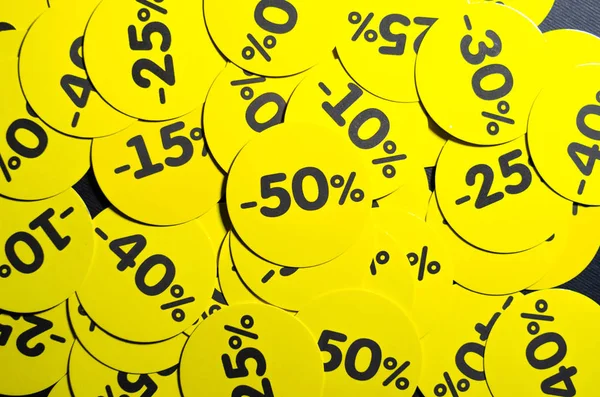 İndirimli sarı yuvarlak çıkartmalar% 10 ile% 50 arasında. Satılık. Siyah arka planda indirimler. Kara Cuma. Fiyat düştü. Posterler. Makro indirimler.