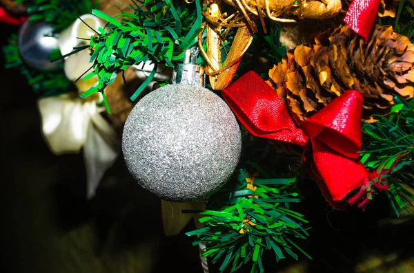 Une couronne de Noël. Une couronne sur la porte, le mur. Décoration intérieure intérieure. Couronne de Noël en macro, éléments individuels, ange. Balle, étoile. Couronnes de bricolage. Joyeux Noël . — Photo