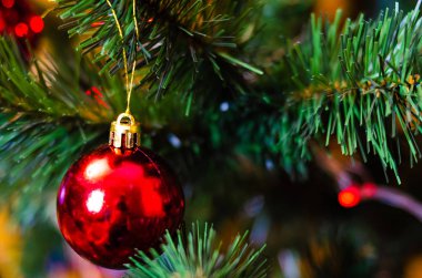 Noel ağacı süslemesi. Toplar, ağaçtaki yıldız çelenkleri. Yeni yıl ağacında kırmızı fiyonklar. Festival ağacı parlak oyuncaklarla süslenmiştir. Yeni yıl havası. Mutlu Noeller..